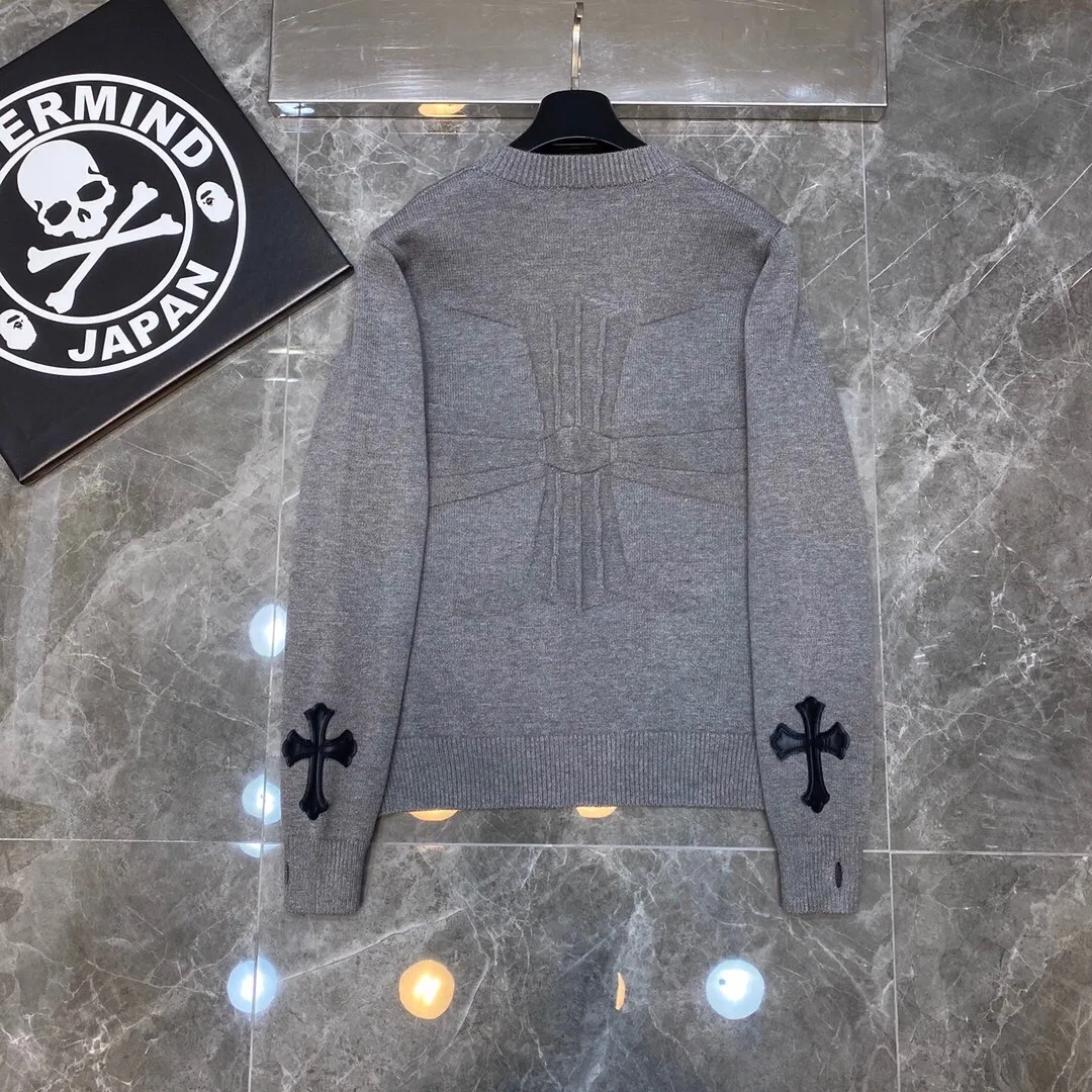 P236 Chrome Hearts 🍁Autumn and winter sweater series🍁 Three-dimensional jacquard on the back ➕ Leather opening process on the cuffs Selected high-quality wool blended knitted fabric Non-common version on the market Recommended colors: black gray white green